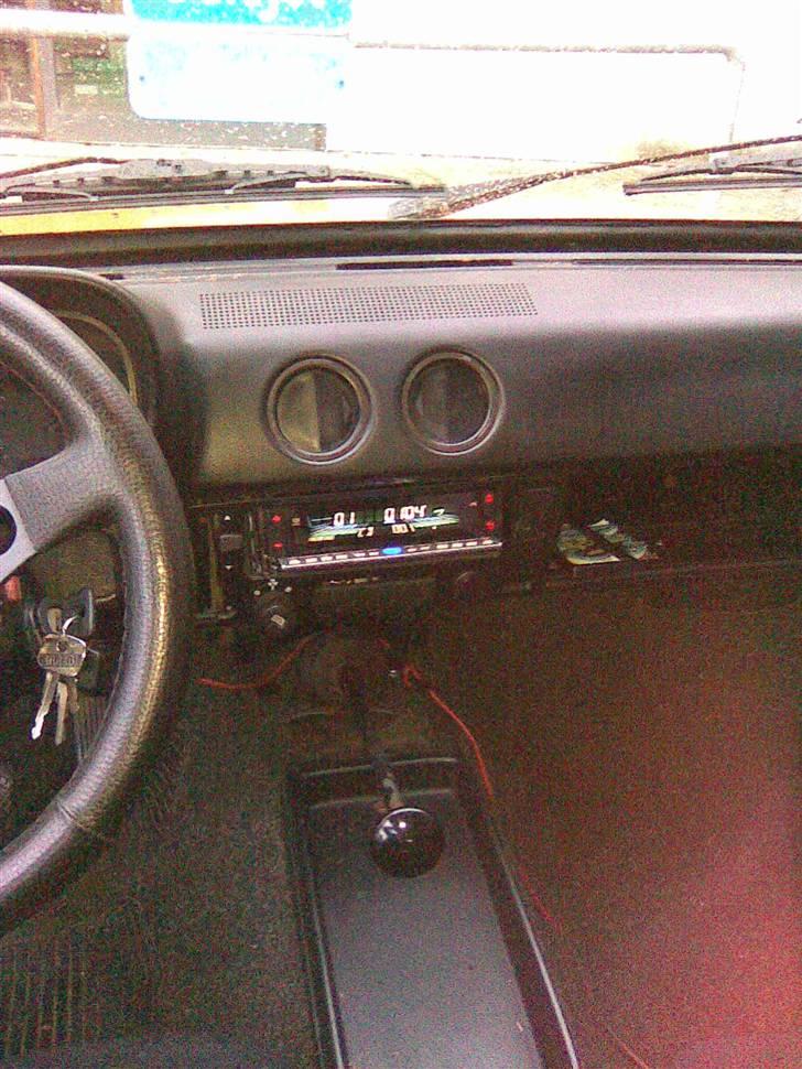 Opel Kadett C VETERAN - Nyt anlæg... Hurtigt monteret... Der er nu koblet højtalere på(ej på billedet) og ledningerne hænger ikke rundt :-) billede 10