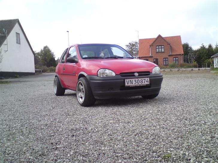 Opel Corsa B - lige efter montering af de nye fælge ;)  billede 1
