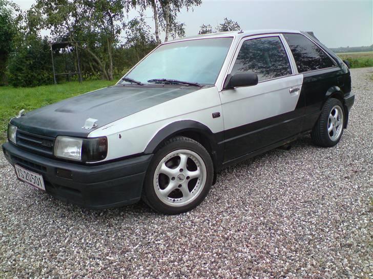 Mazda 323 (solgt) billede 1