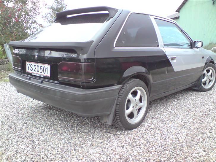 Mazda 323 (solgt) billede 3