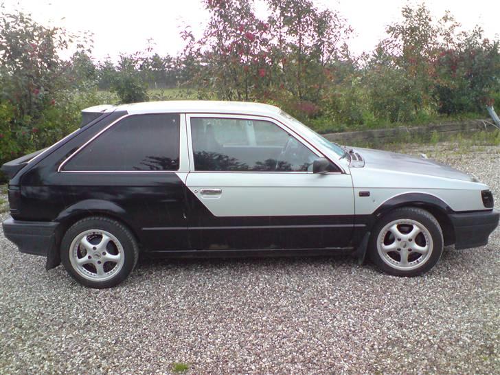 Mazda 323 (solgt) billede 9