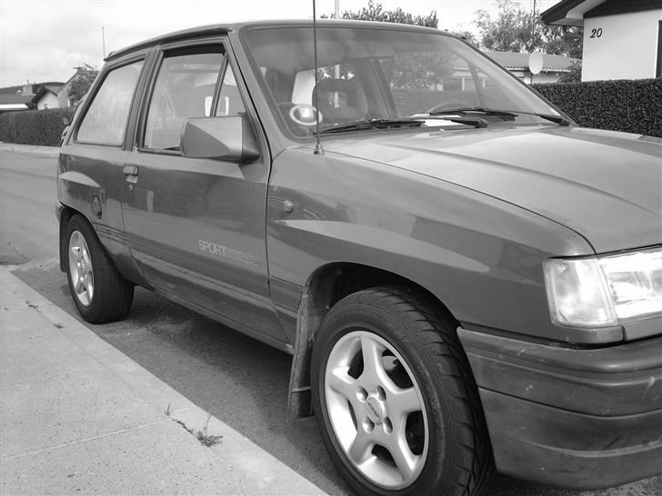 Opel Corsa 1,4i Sport SOLGT - Her er lige et sort/hvid billede :) billede 9