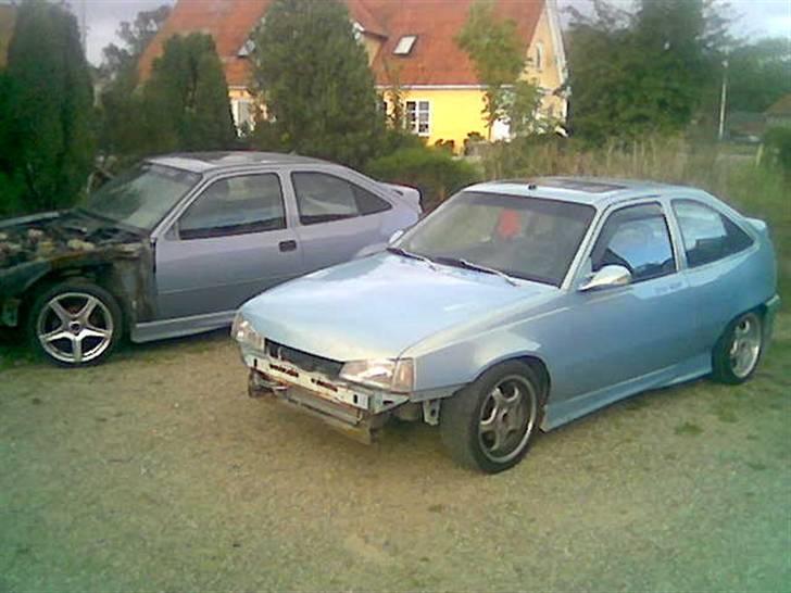 Opel Kadett E Gsi 2.0 16v - Lige et billed af begge mine GSI´er... Men desværre er den lilla blevet rippet TOTAL til dele.... Og karossen skrottet.. billede 14