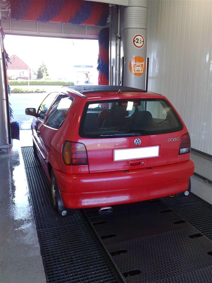 VW Polo 6N - Hænder da den bliver vasket - men kunne vist være oftere:P billede 10