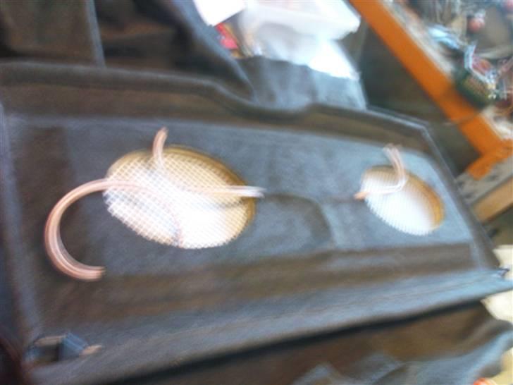 VW Polo 6N - Inden montering af højtalere, forstærket med glasfiber + ny filt og gitter undet... billede 16