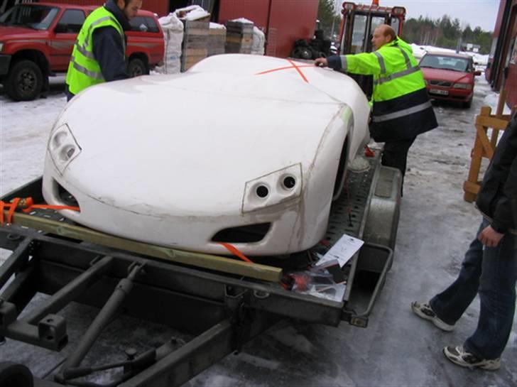 VW Mania kitcar - Karosseriet blev hentet en kold decemberdag i Stockholm. Det tog 24 timer frem og tilbage - nonstop...... billede 2