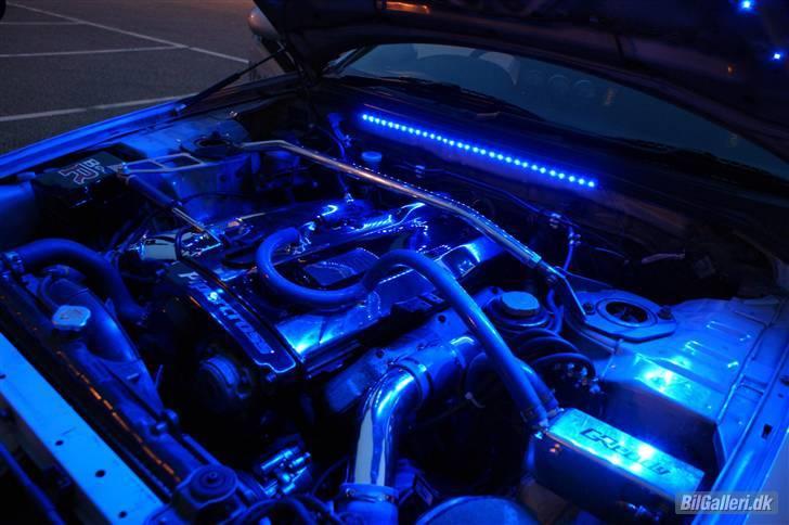 Nissan Skyline ECR33 "Solgt" - Motorummet med det nye manifold, og blå lys :D billede 7