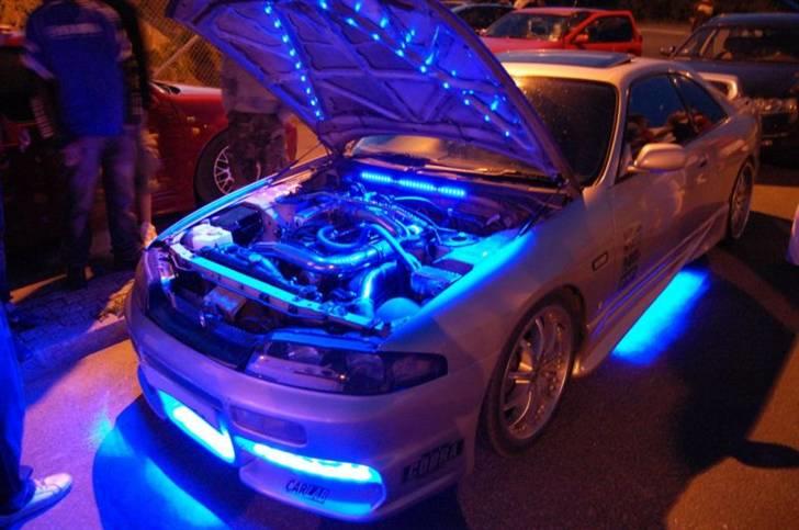 Nissan Skyline ECR33 "Solgt" - Motorummet med det gamle manifold, og blå lys :D billede 9