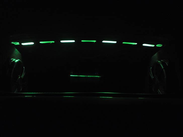 Ford Ghia Focus (Solgt) - grøn neon i bagagerum billede 9