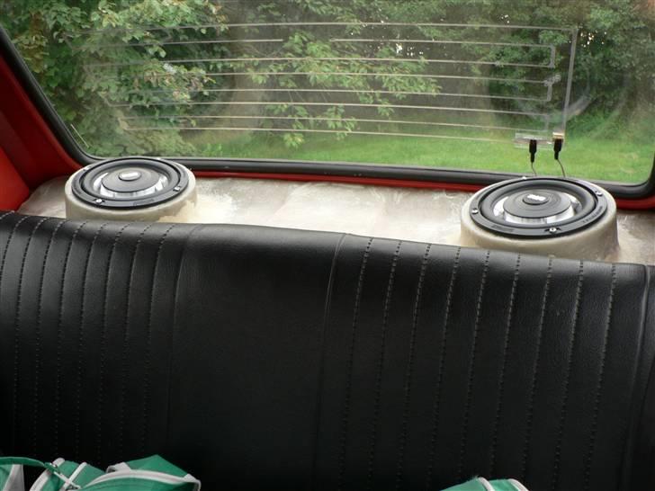 Fiat 126 "Solgt" - og såden ser den ud nu med 2 subwoofer i ;-) det er rimelig nice  billede 15