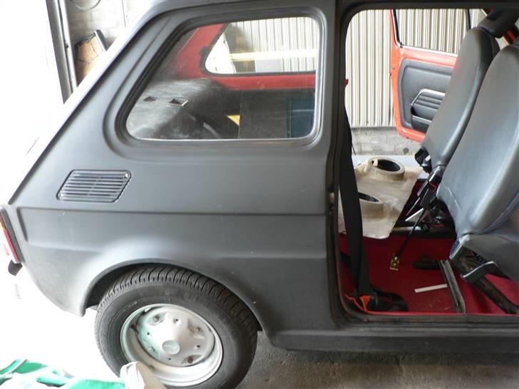 Fiat 126 "Solgt" - der var jeg lige ved at lave nogle større huller til udlufting på Subberne  billede 19