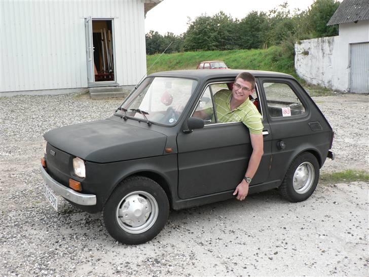 Fiat 126 "Solgt" - det er lige thomas back i min lille bil.. han er 2 meter ligeud haha  billede 20