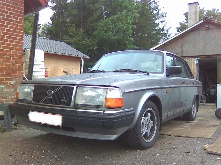 Volvo 240 2,3 GL *TOTALVRAKET* - Forfra billede 1