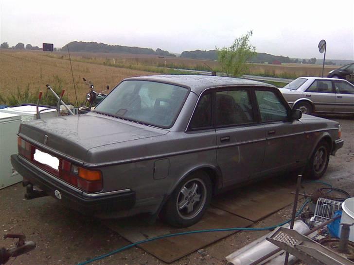 Volvo 240 2,3 GL *TOTALVRAKET* - Bag lygteren skal skiftes, har du nogen vil jeg meget gerne købe dem billede 3