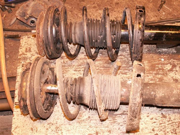 Opel Rekord E2 - Her kan man se hvor den gamle fjeder er blevet skåret billede 14