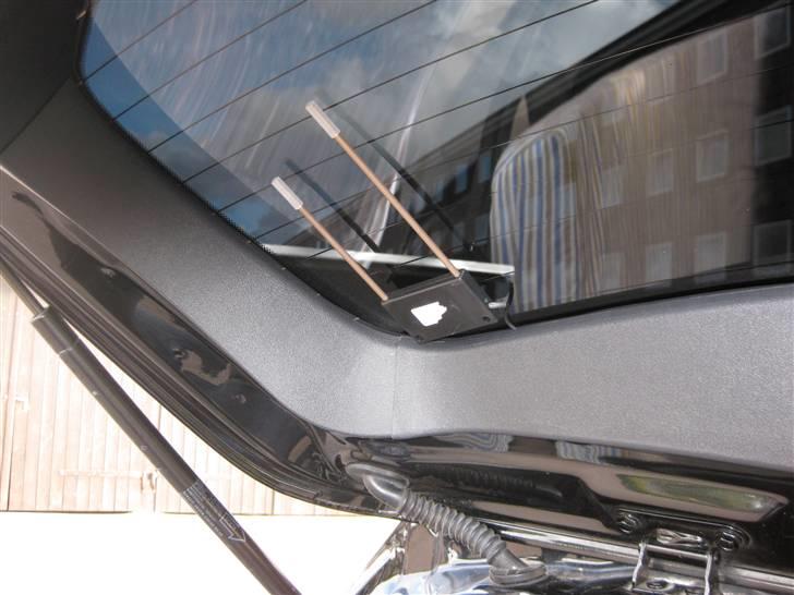 Toyota Corolla Verso sol - DVB-T antenne bagerst i bilen. Der sidder en tilsvarende i forruden.  billede 3