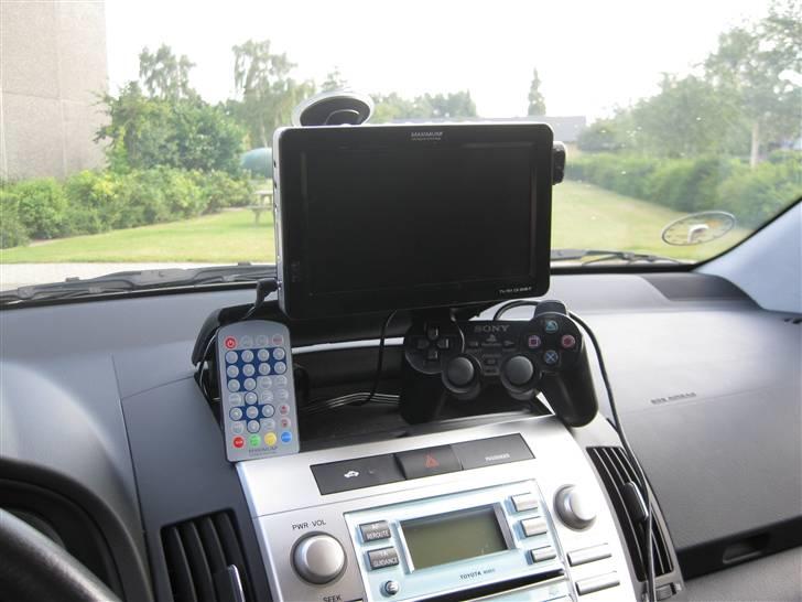 Toyota Corolla Verso sol - 7" fladskærm til modtagelse af DVB-T samt playstation billede 5