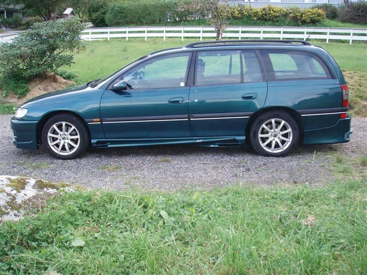 Opel Omega B1 "NRW" stv - Passformen på sideskørtene var lik 0. måtte mekke til fester og sparkle på litt her og der,for at det skulle se noe lunde bra ut. billede 13