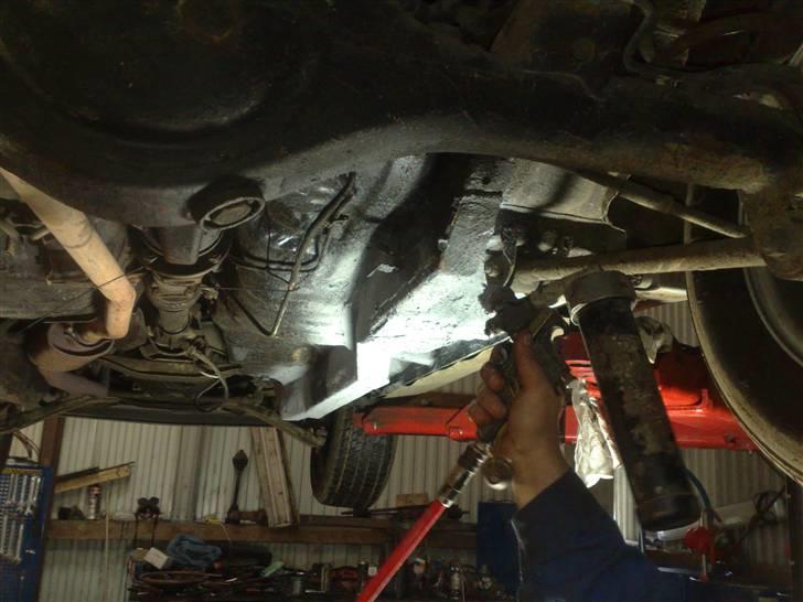 Toyota Celica TA40 Tropic - Her får de reperaret vanger ny body, bliver slevfølgelig også malet... Er sku blevet pænt! billede 18