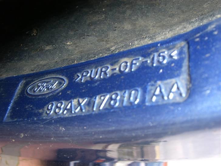 Ford focus 2,0 trend - Her kan man se at skørtesættet er orginalt ford = ikke glasfiber men blød plastic billede 16