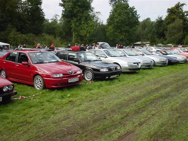 Alfa Romeo 33S 1,7 16V QV "Eleanor" - Til Bella Italia 2008 ved Hollufgård i Odense, her parkeret ved siden af min brors røde 146 ti. De nye fælge gør sig godt. billede 16