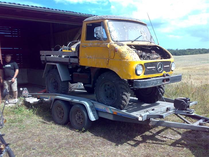 Mercedes Benz unimog 411 solgt - sørgeligt syn men den er da på vej hjem igen billede 7