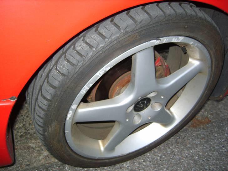 Toyota Celica 1.6 GSI - Fælg og sut inklusive "rally" skade jeg fik lavet på vej gennem en skov :) billede 8