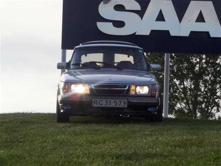 Saab 900 t 16"AERO" - saab 60 år ved indkørslen til fabrikken i Trollhãtten...  billede 16