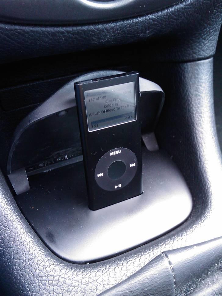 Peugeot 206 S-Line Griffe - billede af IPOD som jeg har indspartlet i askebægeret... den køre til Linein på anlægget :-) billede 5