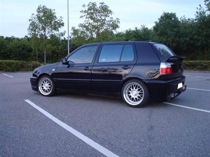 VW Golf 3 TDI * SOLGT* - da jeg fik bilen =) det var ikke min kop te. med glasfiberkofangere. er mere til orignal og clean stil. og infarvede dele.  billede 16