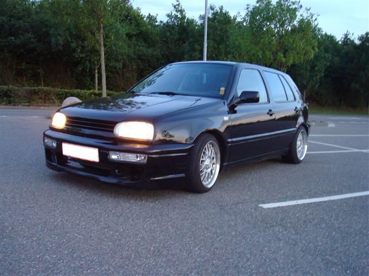 VW Golf 3 TDI * SOLGT* - da jeg fik bilen =) det var ikke min kop te. med glasfiberkofangere. er mere til orignal og clean stil. og infarvede dele.  billede 17