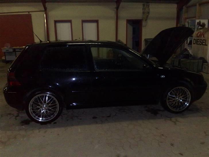 VW Golf IV GTi - lidt mørkt, men det billedet skulle vise er rudetonningen og de nye 18" billede 14