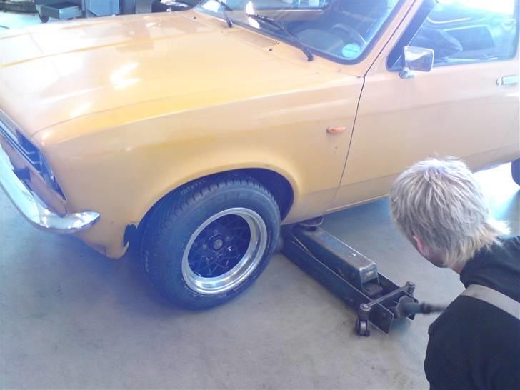 Opel Kadett C VETERAN - nye fælge... dog passede møtrikkerne ikke på... Så måtte købe nye...  billede 12