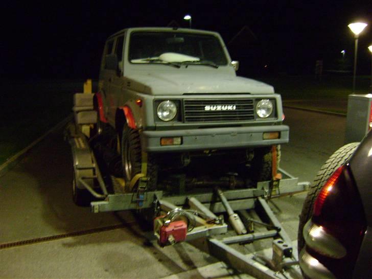 Suzuki  sj 410 solgt  - det er på vejen hjem fra det jyske klokken er 1 der skal landcruser sku lige have lidt diesel  billede 2