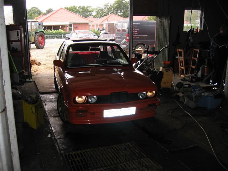 BMW 320i  (R.I.P) - bmw indendørs så den ikk fryser billede 3