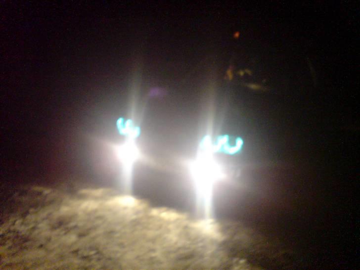 VW Golf 3 1,8  - Efter jeg fik blå pærer i celis ringene og fik tågelygter :) billede 4