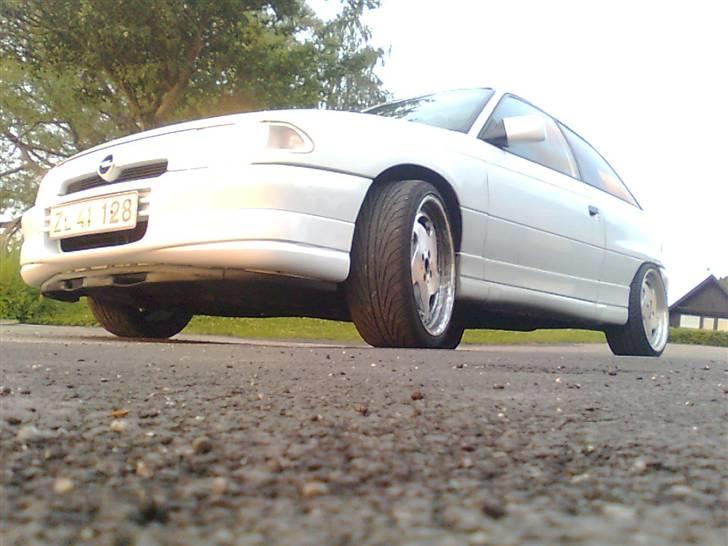 Opel astra GSI 16V SOLGT - Nu med sort folie på taget og gæller...  Er det noget du kunne tænke dig så send en PB. billede 3