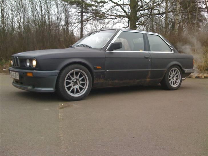 BMW E30 320I 2D - Uhh Sænket og med M-tech 1 skørt.. :D (mangler dog resten) billede 2