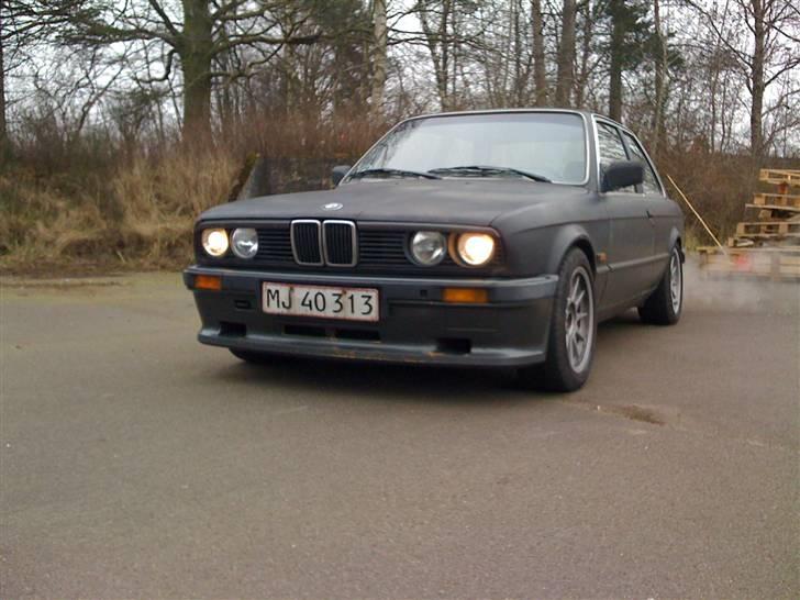 BMW E30 320I 2D - Uhh Sænket og med M-tech 1 skørt.. :D (mangler dog resten) billede 3