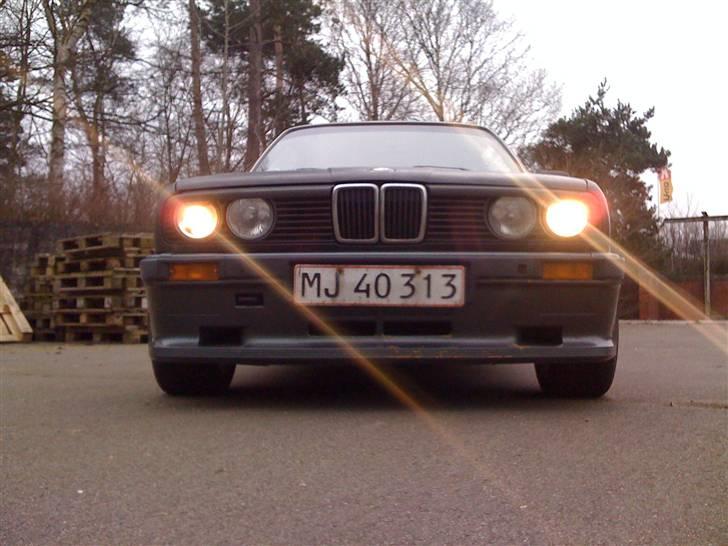 BMW E30 320I 2D - Uhh Sænket og med M-tech 1 skørt.. :D (mangler dog resten) billede 4
