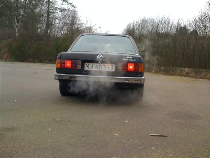 BMW E30 320I 2D - Uhh Sænket og med M-tech 1 skørt.. :D (mangler dog resten) billede 5