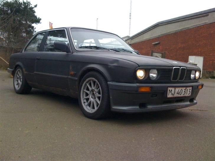 BMW E30 320I 2D - Uhh Sænket og med M-tech 1 skørt.. :D (mangler dog resten) billede 6