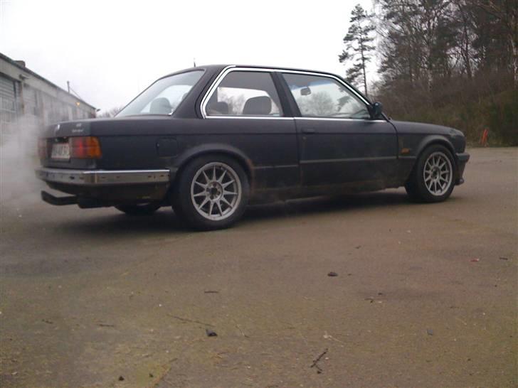 BMW E30 320I 2D - Uhh Sænket og med M-tech 1 skørt.. :D (mangler dog resten) billede 7