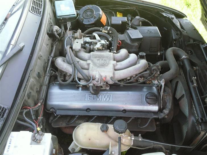 BMW E30 320I 2D - Lækkert motorrum.. :D billede 13