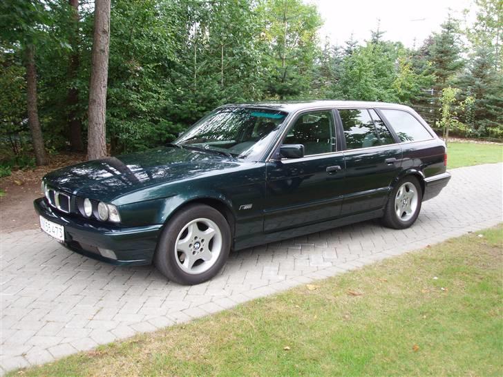 BMW E34 518 Exe Touring solgt - lakeret front og sidelister billede 1