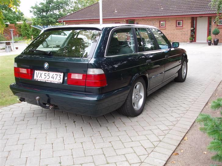 BMW E34 518 Exe Touring solgt - kofanger med lakeret liste og beskyttelse film billede 3