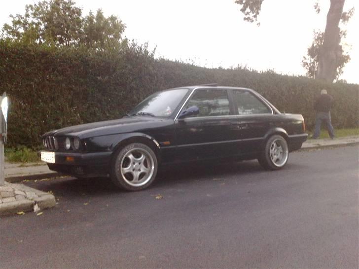 BMW e30 320i (SOLGT) billede 1