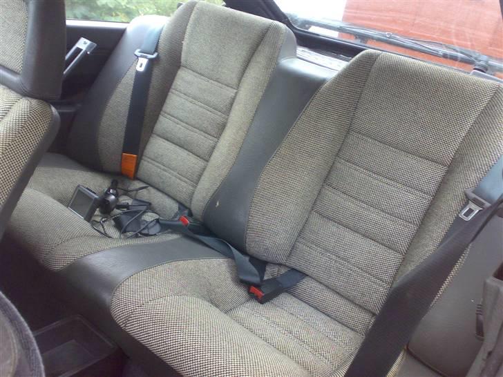 Alfa Romeo Sprint 1.7 QV tilsalg som projekt! - Bagsædet. Det er synd at der er kommet en flænge i midten, ellers var de perfekte efter en rensning. billede 10