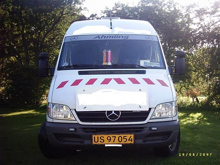 Mercedes Benz Sprinter - Mit firma logo fjernet. Nu er billedet bare ødelagt ligesom bilen. billede 1