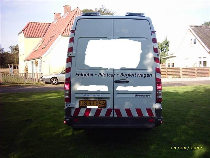 Mercedes Benz Sprinter - Bilen bagfra, Mit firma logo fjernet. Nu er billedet bare ødelagt ligesom bilen. billede 8